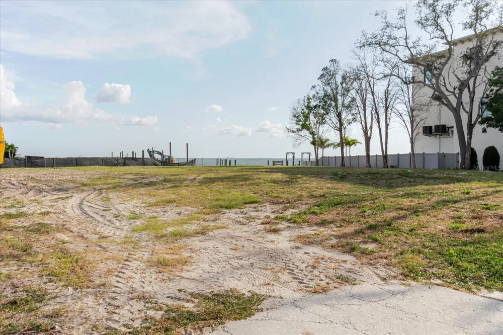 5102 W LONGFELLOW AVENUE Tampa, FL 33629
