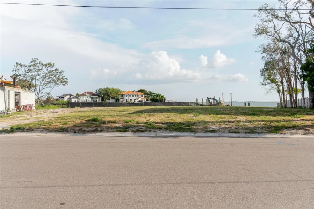 5102 W LONGFELLOW AVENUE Tampa, FL 33629