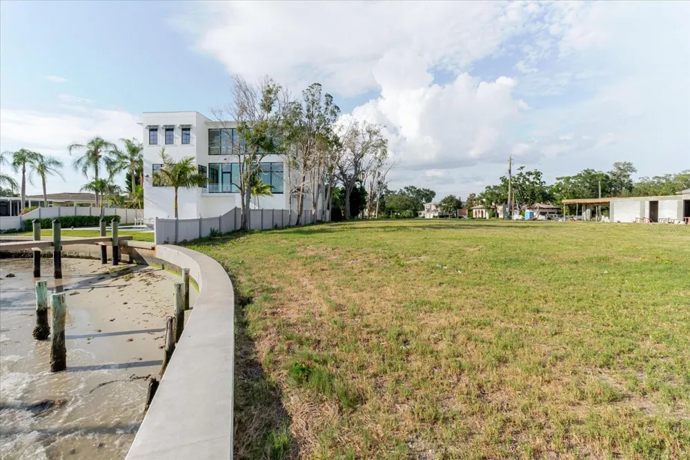 5102 W LONGFELLOW AVENUE Tampa, FL 33629
