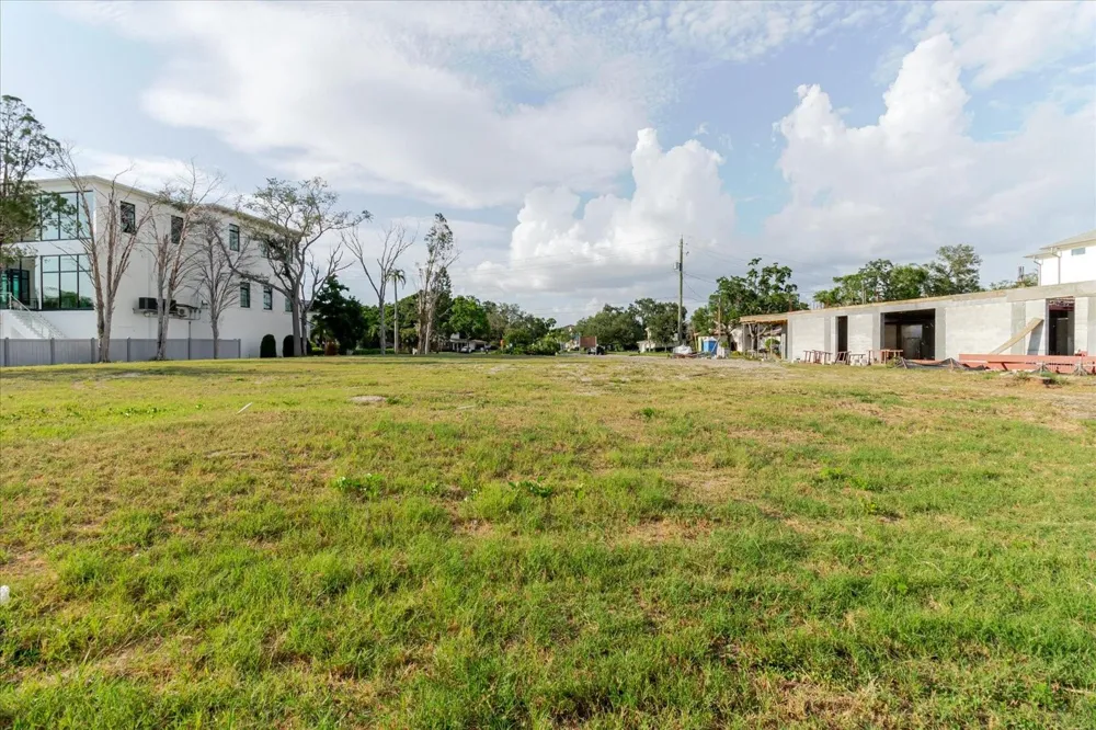 5102 W LONGFELLOW AVENUE Tampa, FL 33629