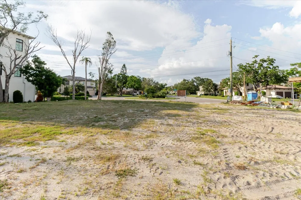 5102 W LONGFELLOW AVENUE Tampa, FL 33629