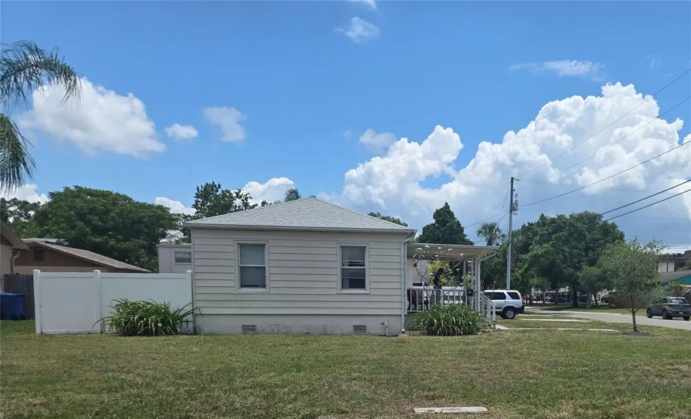 146 NE MADISON CIRCLE St Petersburg, FL 33702