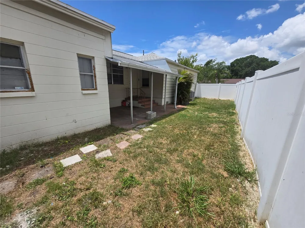 146 NE MADISON CIRCLE St Petersburg, FL 33702