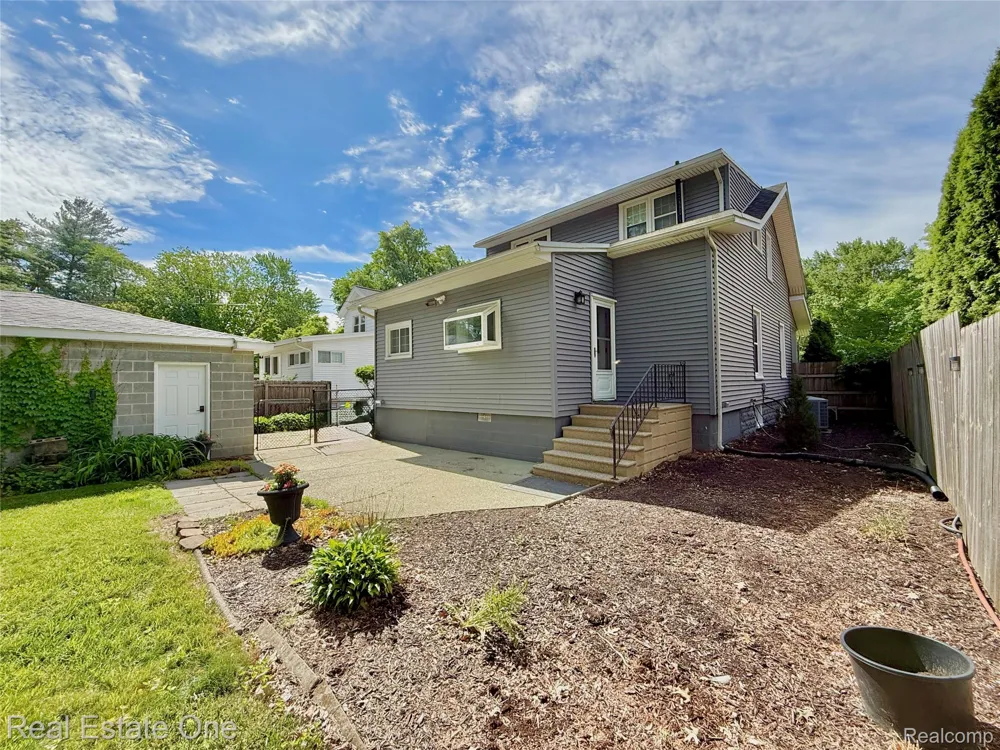865 Grant Avenue Clawson City, MI 48017