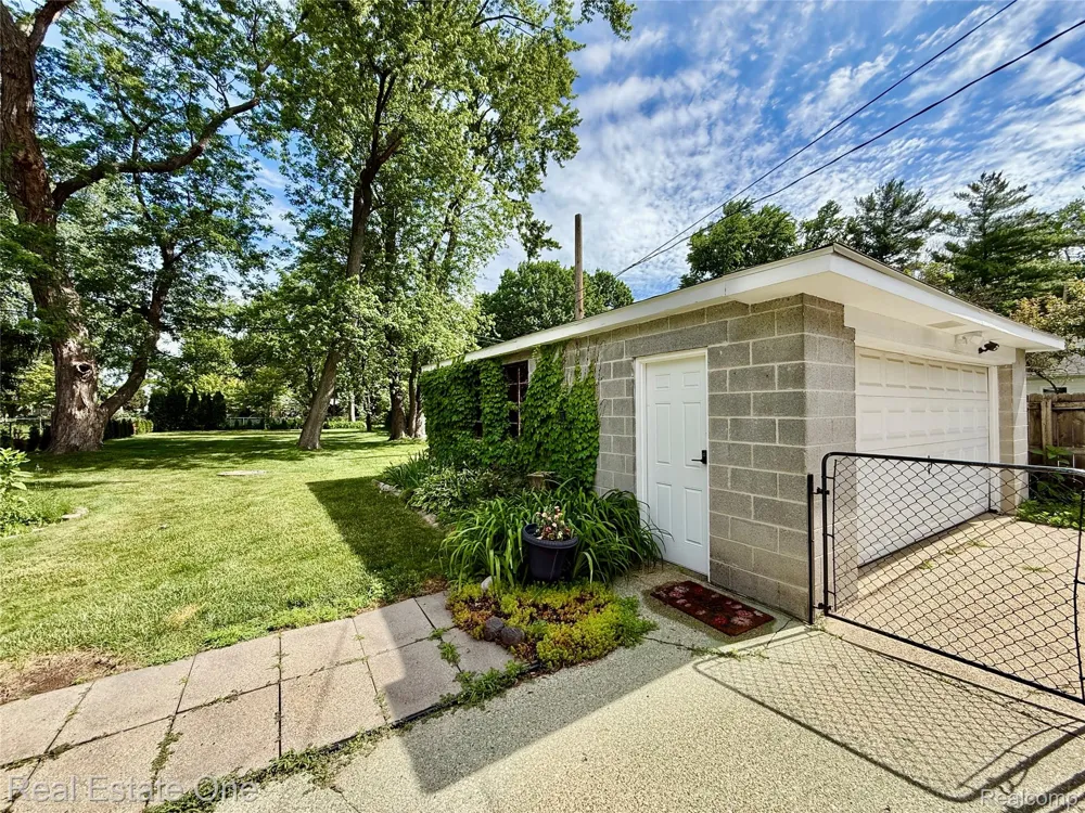 865 Grant Avenue Clawson City, MI 48017