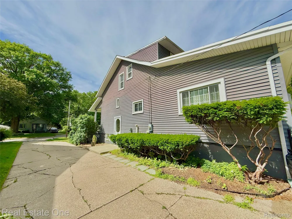 865 Grant Avenue Clawson City, MI 48017