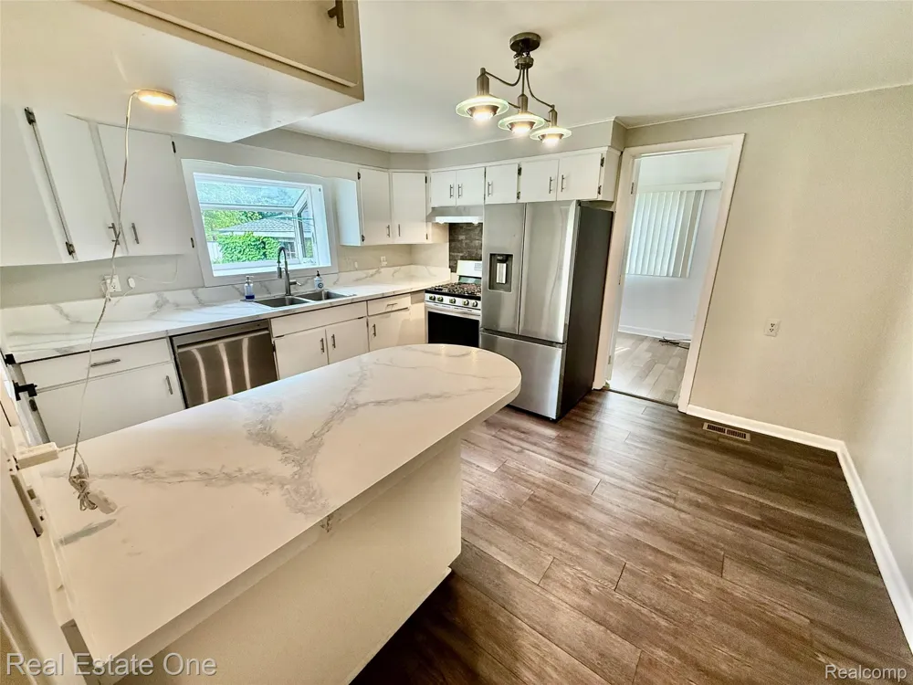 865 Grant Avenue Clawson City, MI 48017