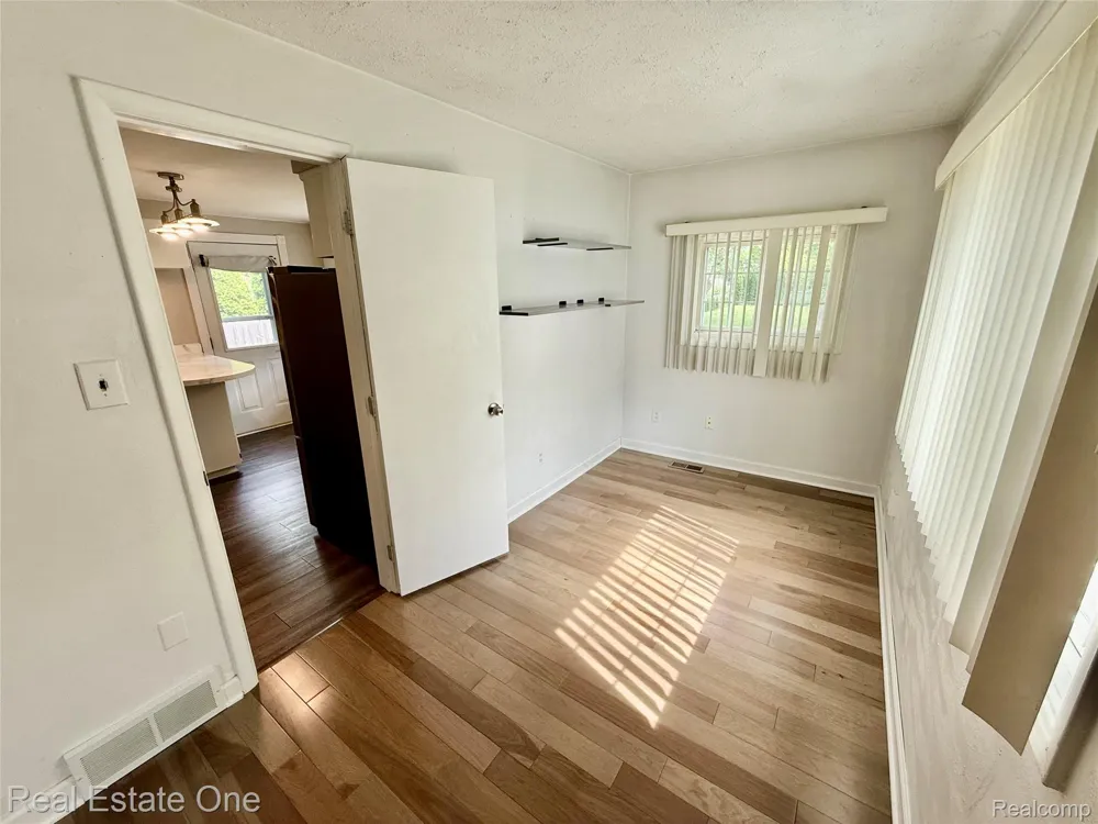 865 Grant Avenue Clawson City, MI 48017