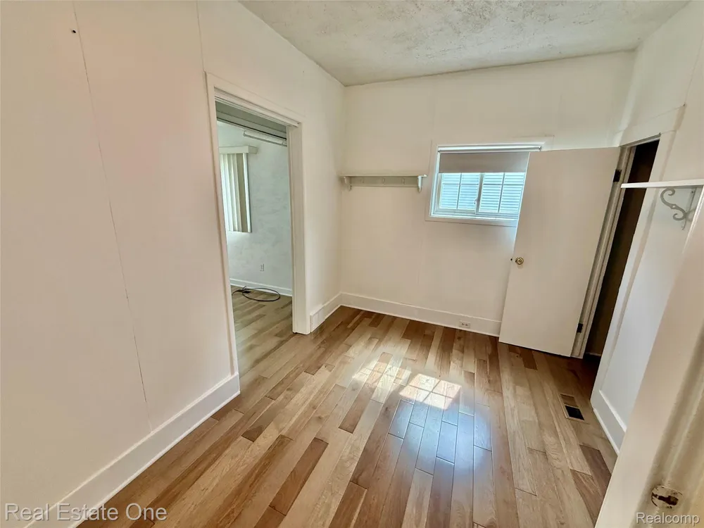865 Grant Avenue Clawson City, MI 48017