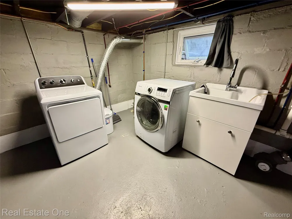865 Grant Avenue Clawson City, MI 48017
