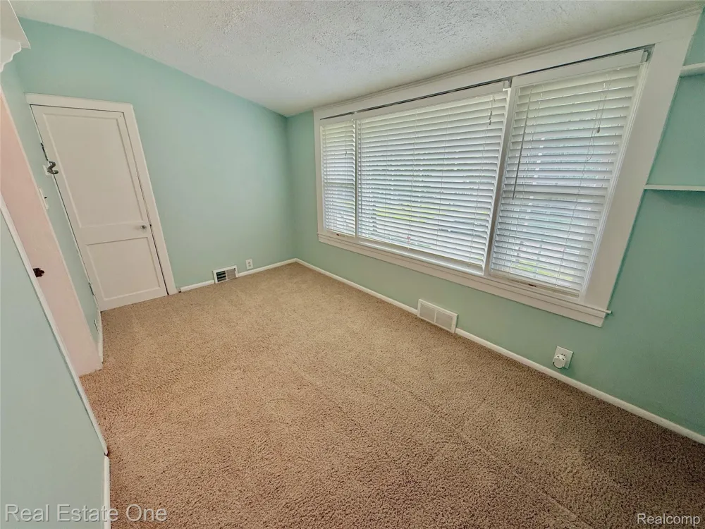 865 Grant Avenue Clawson City, MI 48017