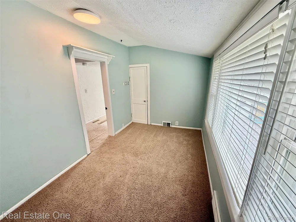 865 Grant Avenue Clawson City, MI 48017