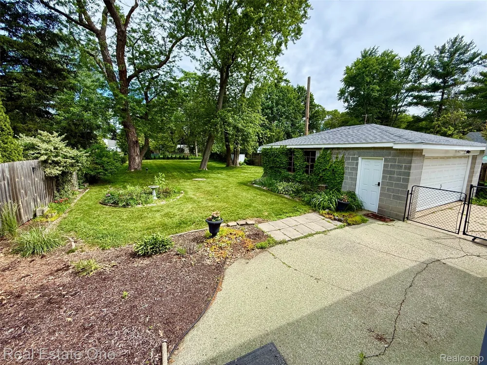 865 Grant Avenue Clawson City, MI 48017