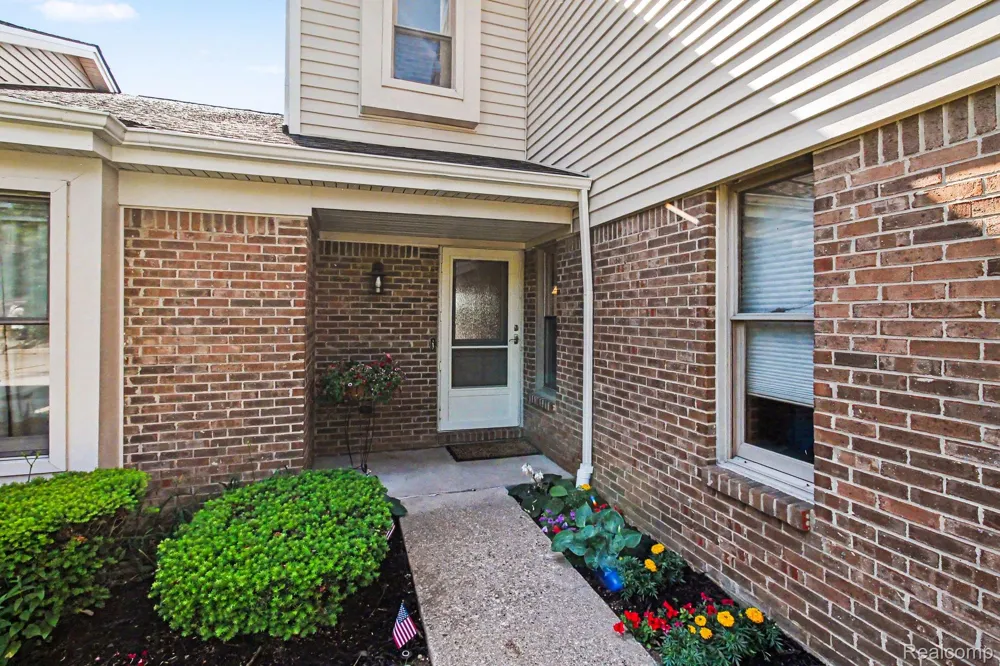 678 Summit Ridge Drive Milford Village, MI 48381
