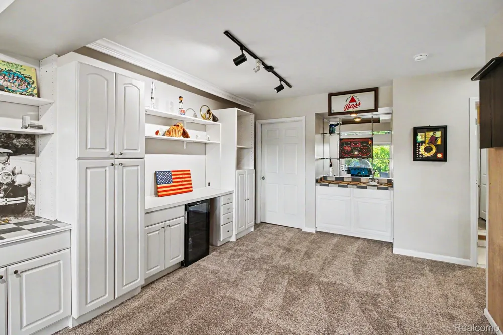 678 Summit Ridge Drive Milford Village, MI 48381