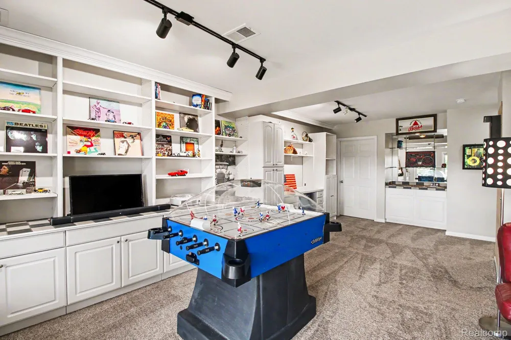 678 Summit Ridge Drive Milford Village, MI 48381