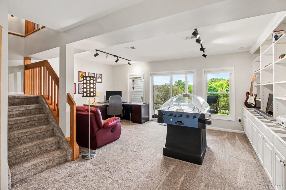678 Summit Ridge Drive Milford Village, MI 48381