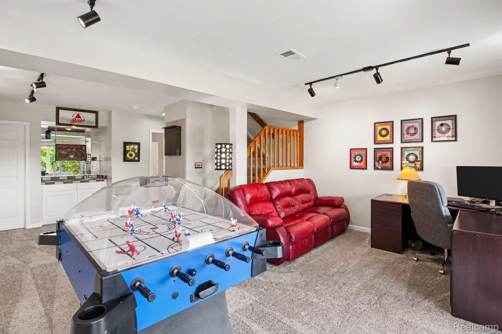 678 Summit Ridge Drive Milford Village, MI 48381