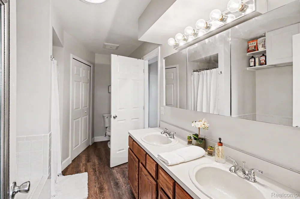 678 Summit Ridge Drive Milford Village, MI 48381