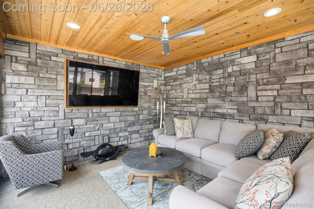 22491 E 10 Mile Road St Clair Shores City, MI 48080