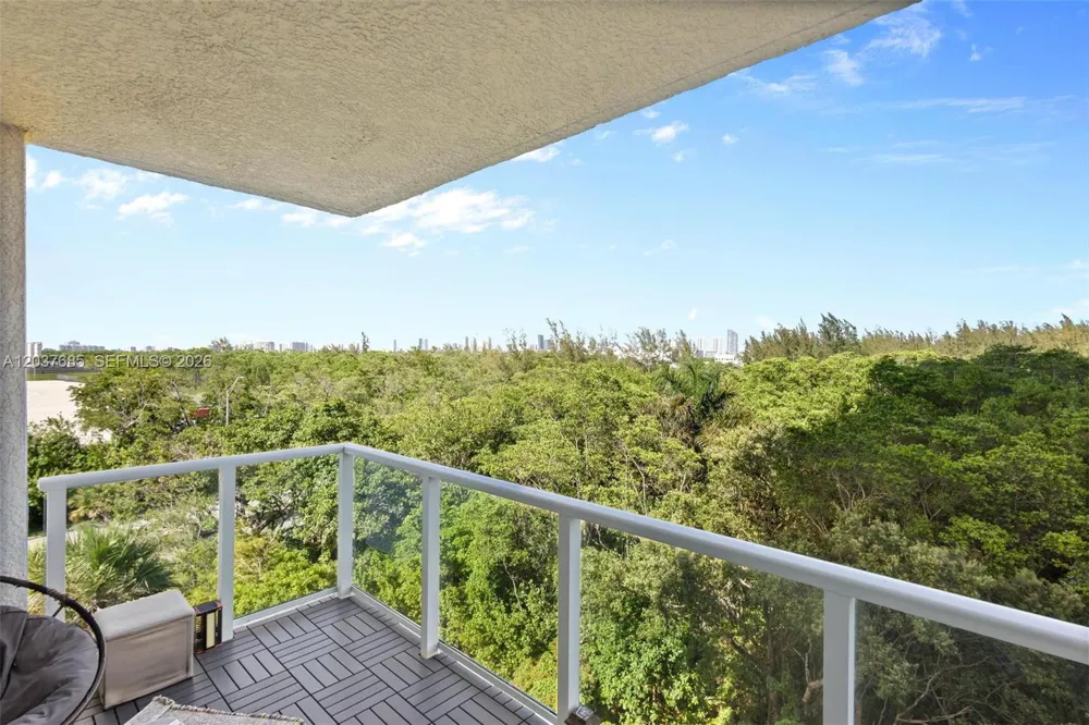 15051 Royal Oaks Ln #401 North Miami, FL 33181