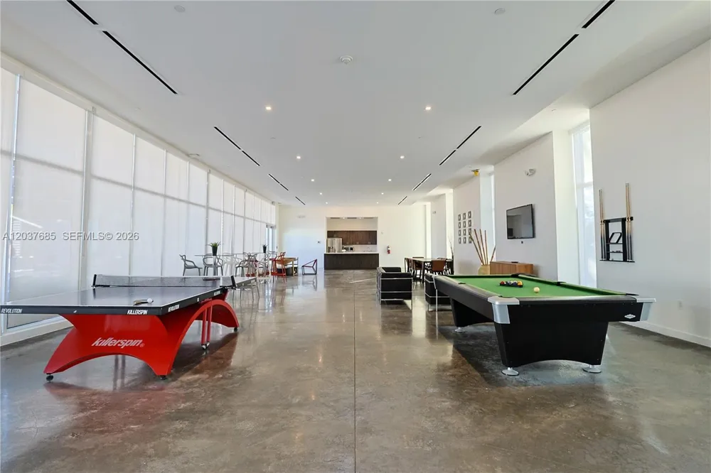 15051 Royal Oaks Ln #401 North Miami, FL 33181