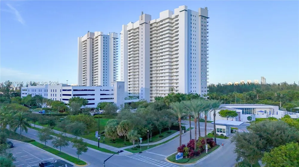 15051 Royal Oaks Ln #401 North Miami, FL 33181