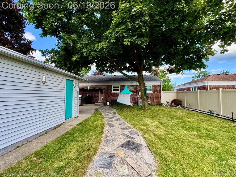2470 Pinetree Drive Trenton City, MI 48183