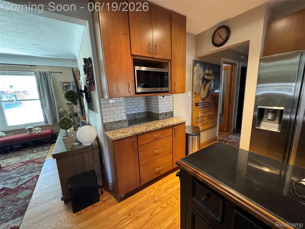 2470 Pinetree Drive Trenton City, MI 48183