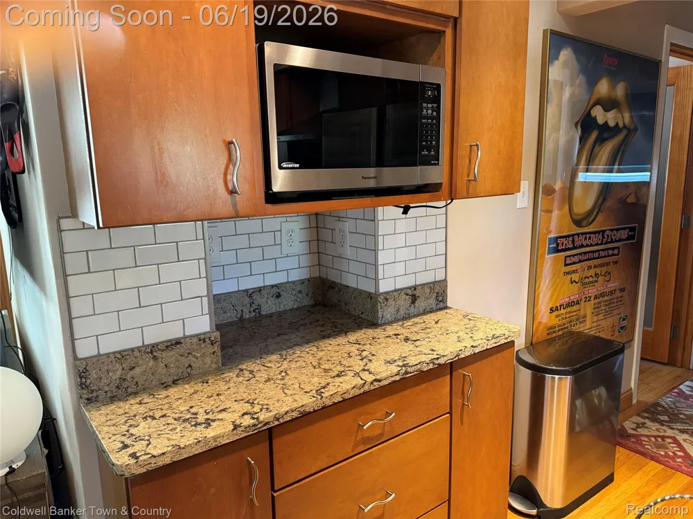 2470 Pinetree Drive Trenton City, MI 48183