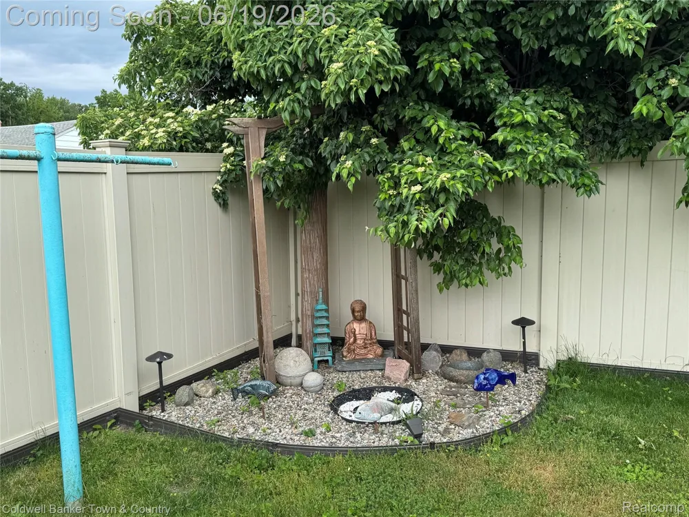 2470 Pinetree Drive Trenton City, MI 48183
