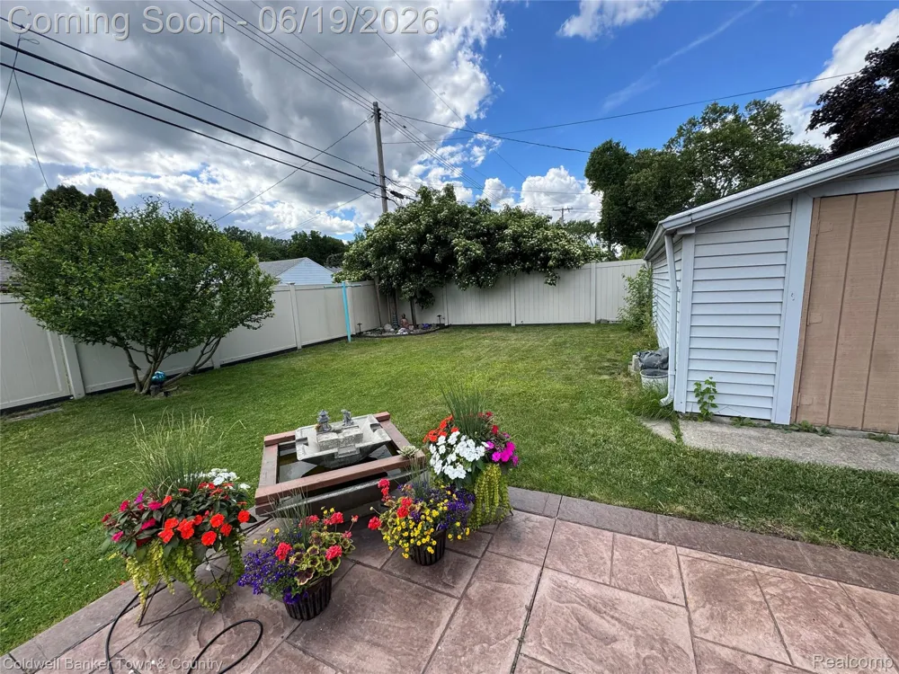 2470 Pinetree Drive Trenton City, MI 48183