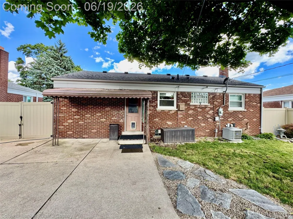 2470 Pinetree Drive Trenton City, MI 48183