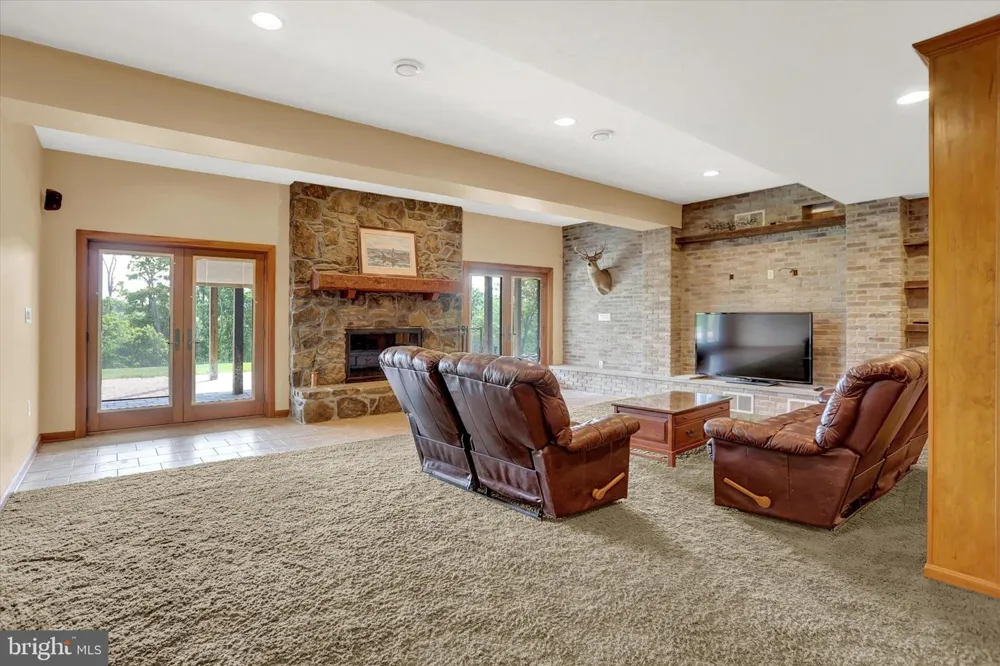 2002 TANEYTOWN ROAD Gettysburg, PA 17325