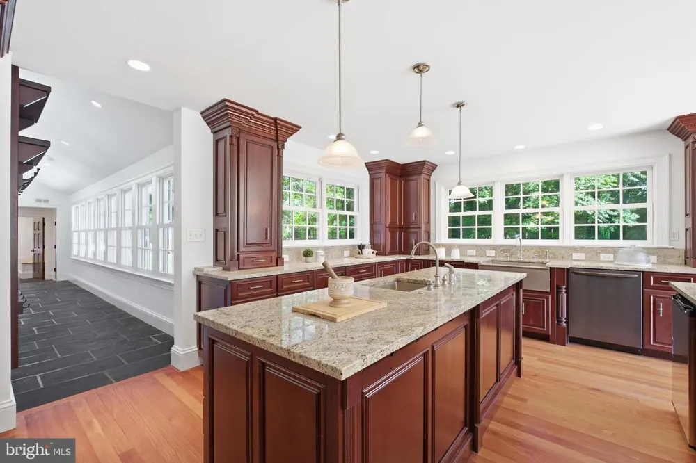 1337 KINGSTON AVENUE Alexandria, VA 22302