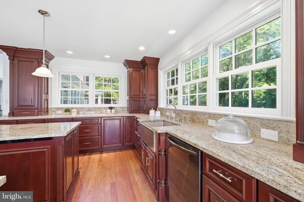 1337 KINGSTON AVENUE Alexandria, VA 22302