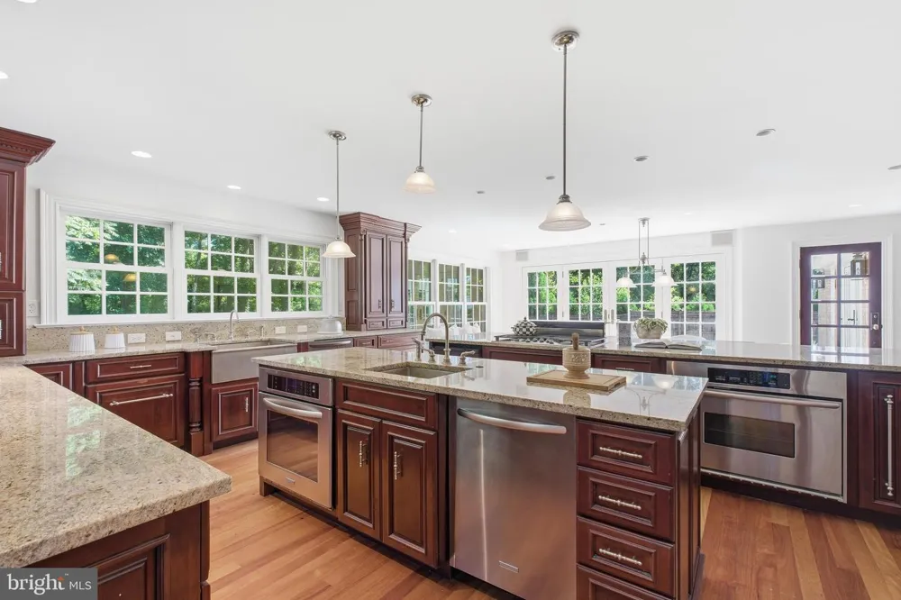 1337 KINGSTON AVENUE Alexandria, VA 22302