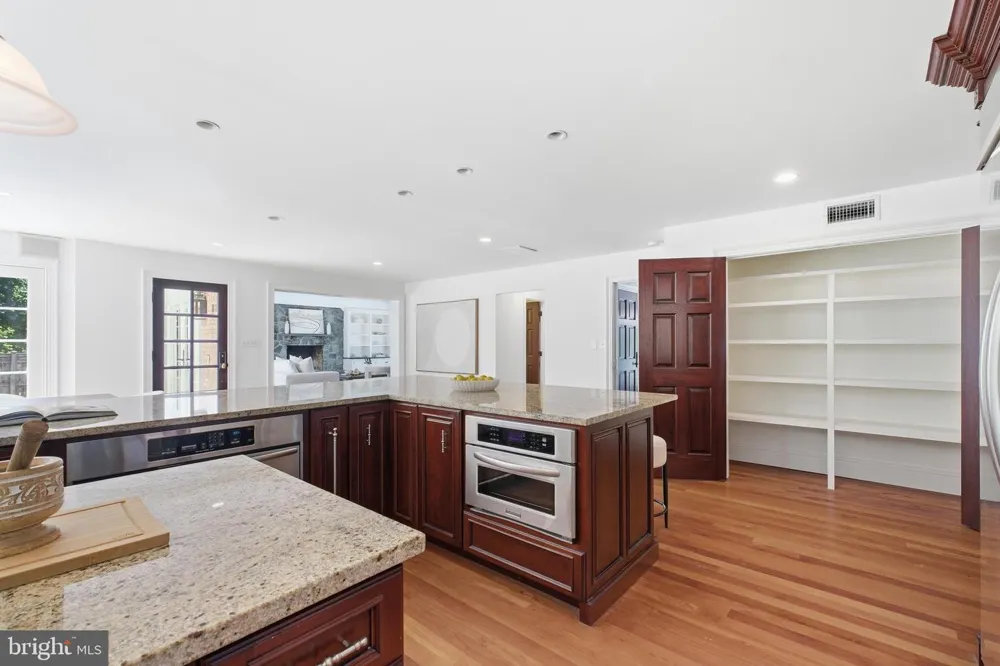 1337 KINGSTON AVENUE Alexandria, VA 22302