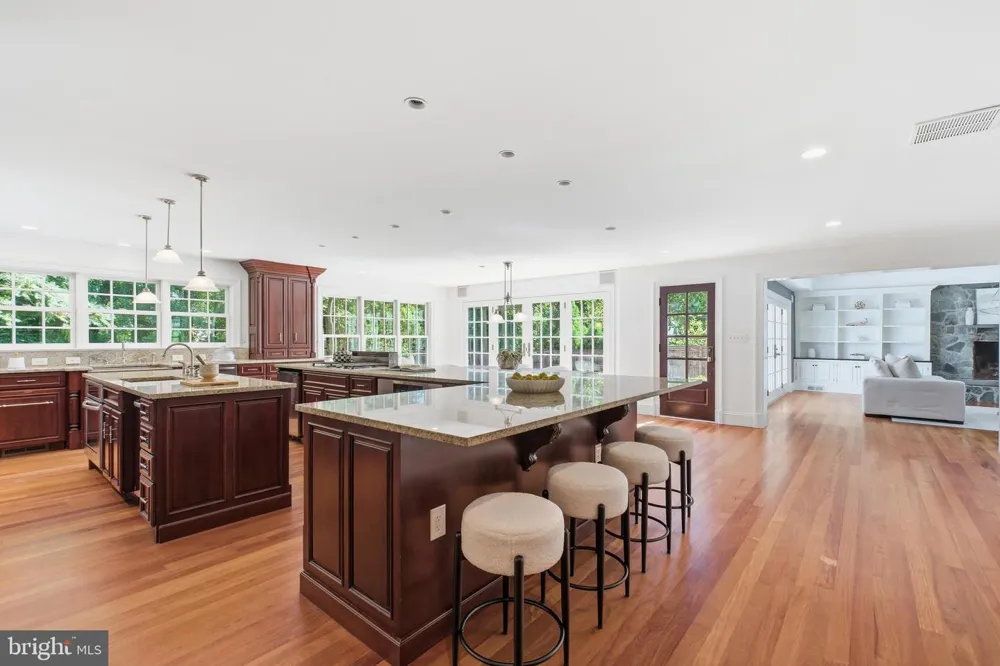 1337 KINGSTON AVENUE Alexandria, VA 22302
