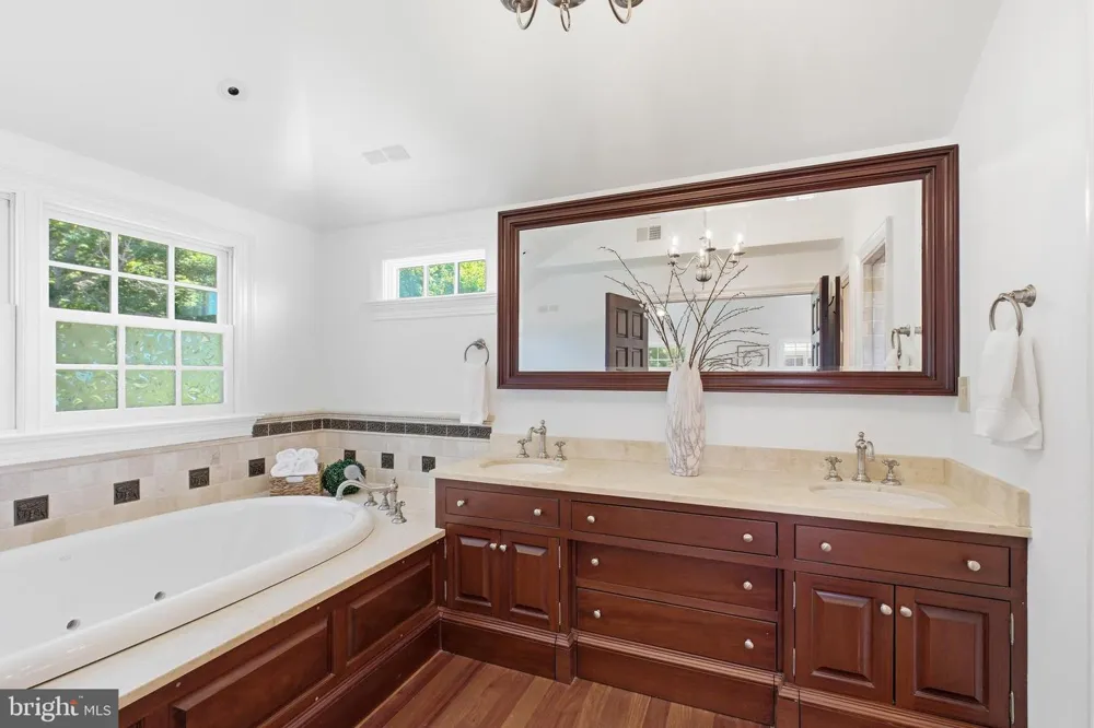 1337 KINGSTON AVENUE Alexandria, VA 22302