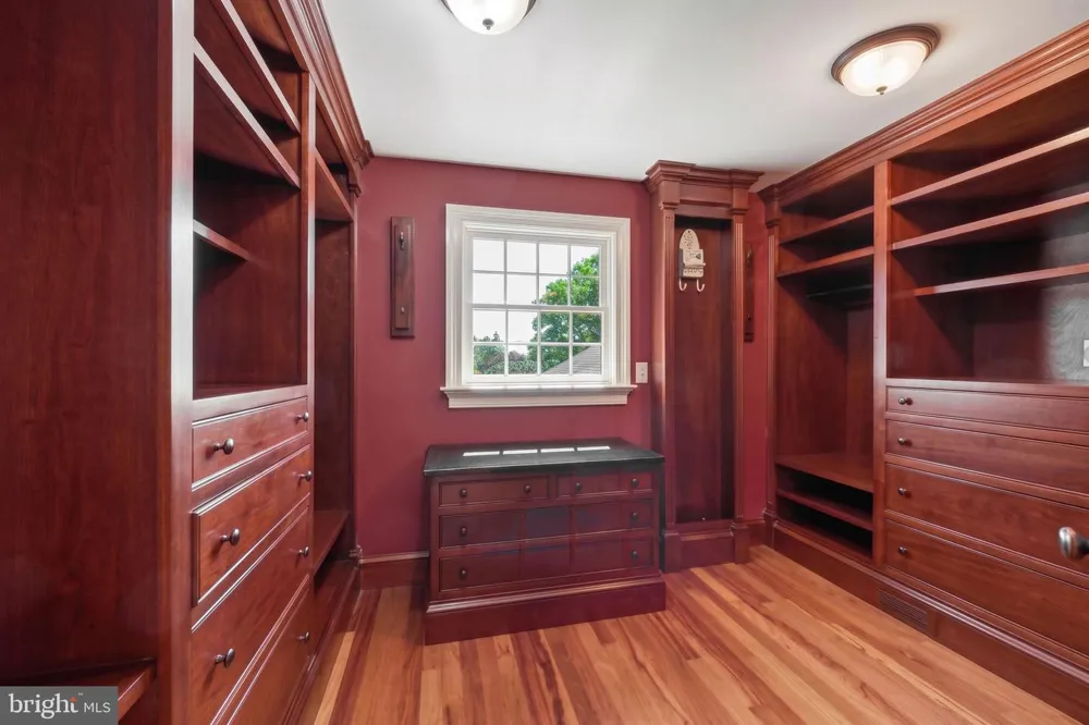 1337 KINGSTON AVENUE Alexandria, VA 22302
