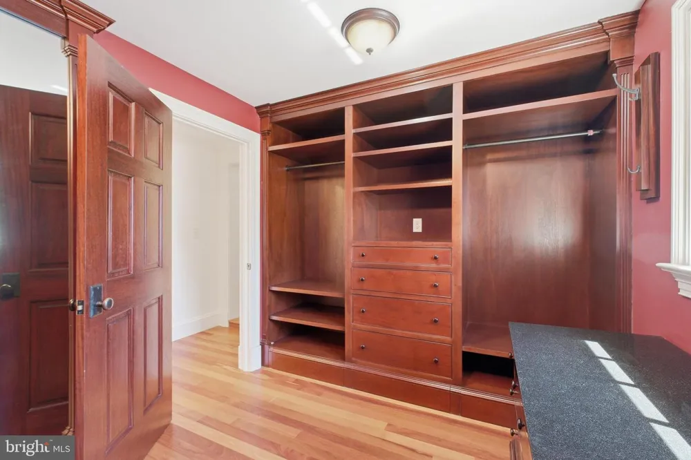 1337 KINGSTON AVENUE Alexandria, VA 22302