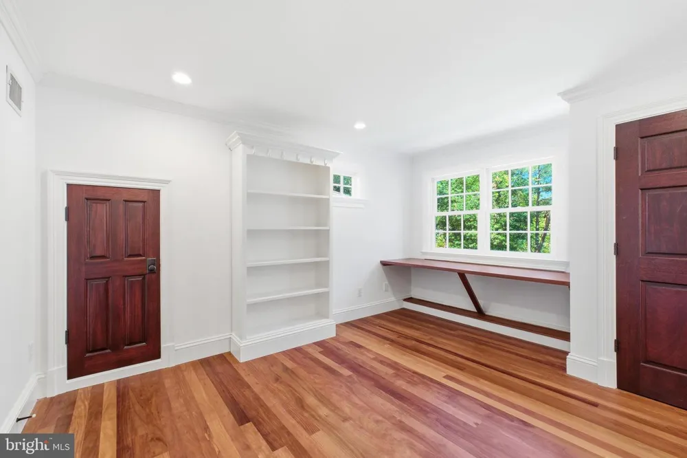 1337 KINGSTON AVENUE Alexandria, VA 22302
