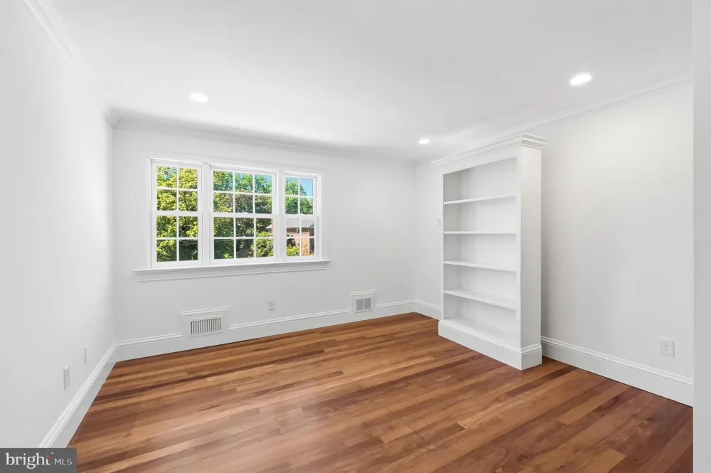 1337 KINGSTON AVENUE Alexandria, VA 22302