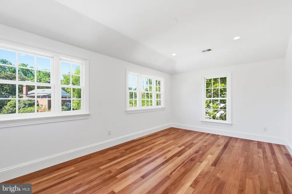 1337 KINGSTON AVENUE Alexandria, VA 22302