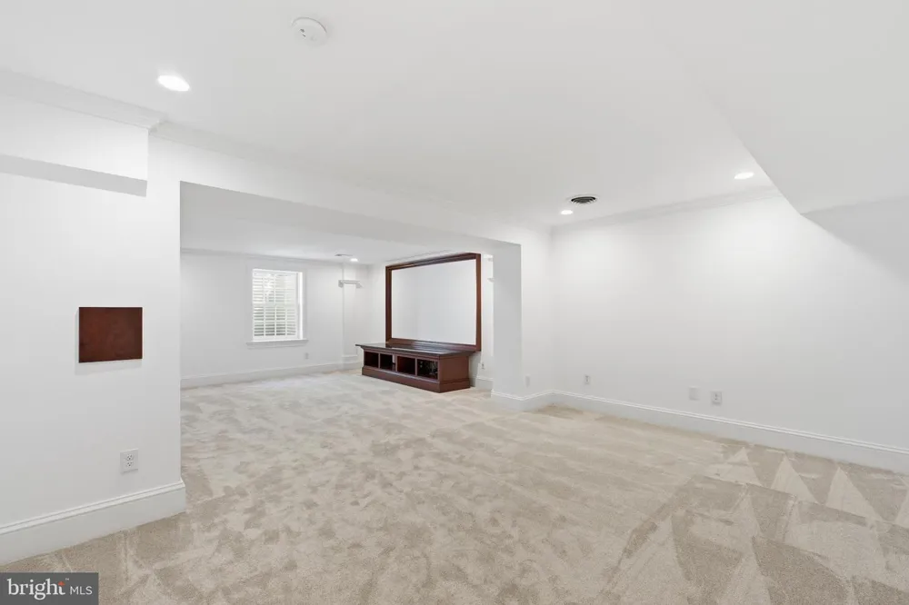 1337 KINGSTON AVENUE Alexandria, VA 22302