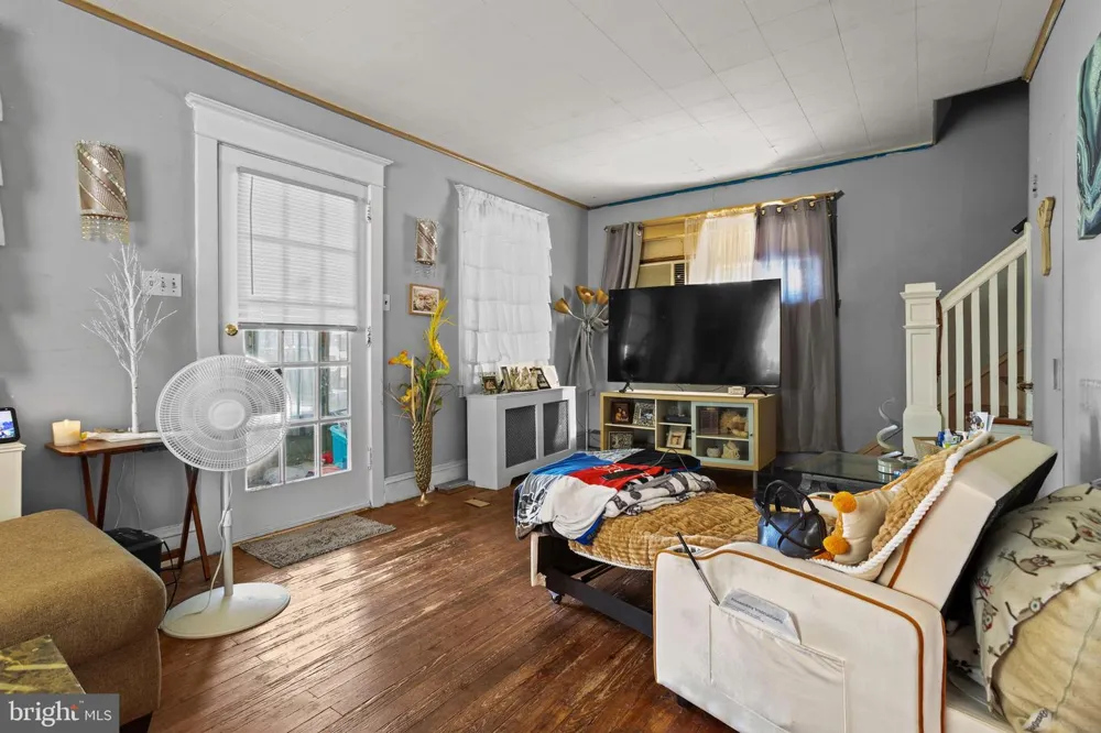 1427 ELMWOOD AVENUE Sharon Hill, PA 19079
