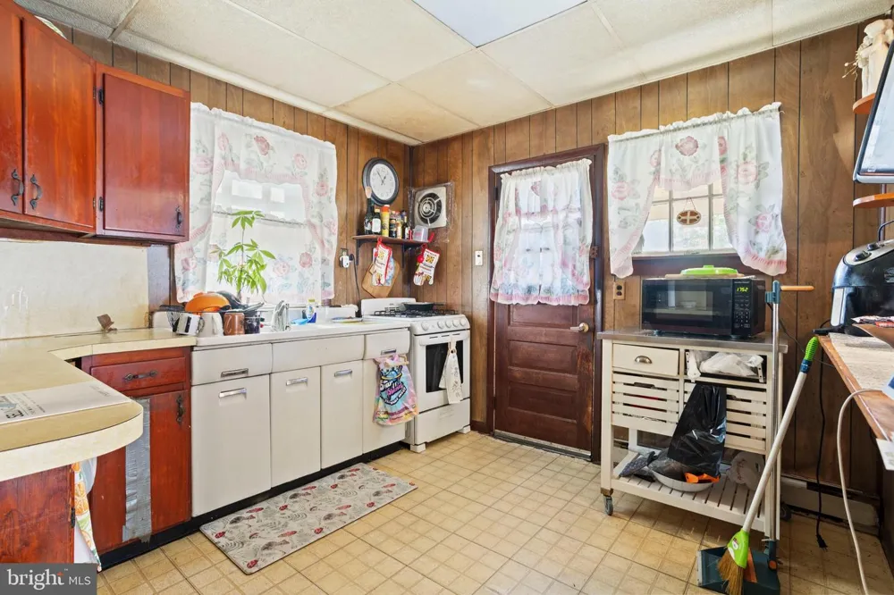 1427 ELMWOOD AVENUE Sharon Hill, PA 19079