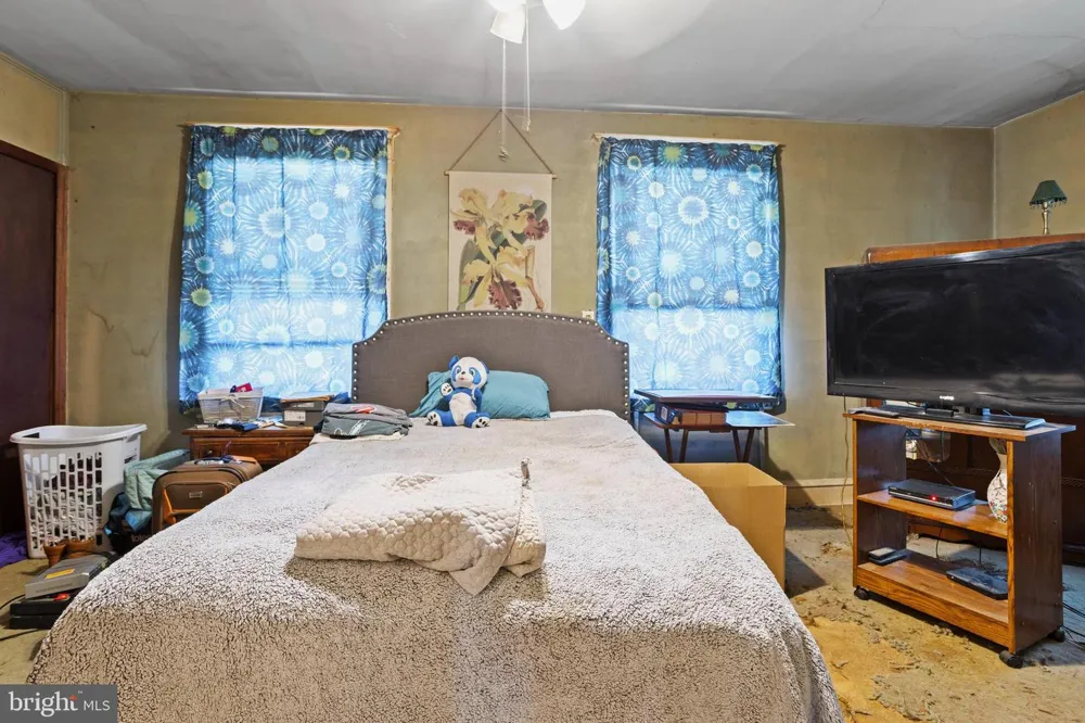 1427 ELMWOOD AVENUE Sharon Hill, PA 19079