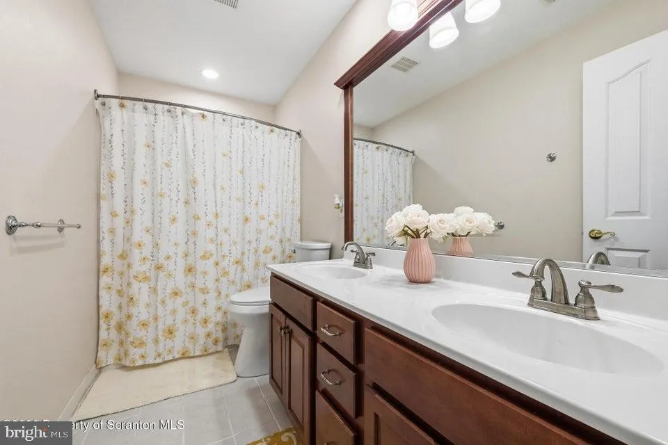 562 COUNTRY CLUB ROAD Easton, PA 18045